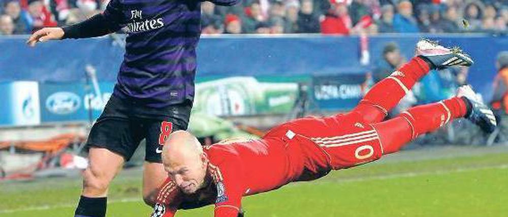 Weich gefallen. Arjen Robben (rechts) und die Bayern kamen gegen den FC Arsenal (im Bild Mikel Arteta) mit dem Schrecken davon. Nach der Niederlage redeten die Verantwortlichen dann aber Klartext. Foto: Reuters
