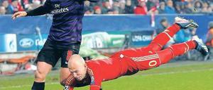 Weich gefallen. Arjen Robben (rechts) und die Bayern kamen gegen den FC Arsenal (im Bild Mikel Arteta) mit dem Schrecken davon. Nach der Niederlage redeten die Verantwortlichen dann aber Klartext. Foto: Reuters
