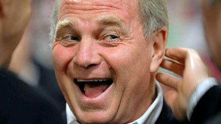 Fünf vor zwölf. Bayern-Präsident Uli Hoeneß ist womöglich nur noch kurz zum Lachen zumute.
