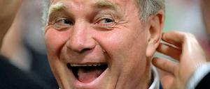 Fünf vor zwölf. Bayern-Präsident Uli Hoeneß ist womöglich nur noch kurz zum Lachen zumute.