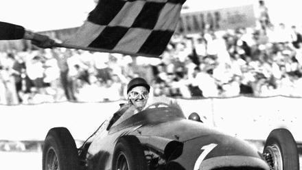 Held der 50er. Der Argentinier Juan Manuel Fangio gewann vier Titel in Folge.