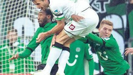 Kommt ein Stranzl geflogen. Mönchengladbach steht defensiv wieder stabil. Foto: dpa