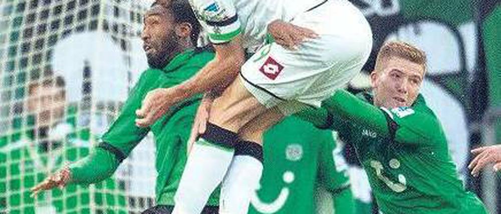 Kommt ein Stranzl geflogen. Mönchengladbach steht defensiv wieder stabil. Foto: dpa