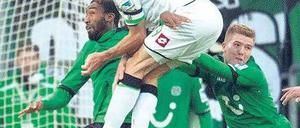 Kommt ein Stranzl geflogen. Mönchengladbach steht defensiv wieder stabil. Foto: dpa