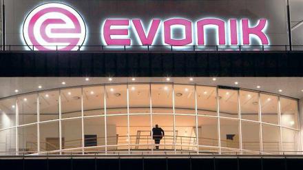 Shades of Purple. Mit magentafarbenen Aktien (der Telekom) haben Anleger Geld verloren. Jetzt geht Evonik mit etwas dunklerem Rosa-Rot an die Börse.