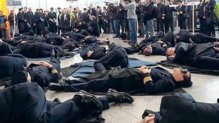 Protest im Flughafen Frankfurt. Piloten legen sich schlafen, um gegen lange Dienstzeiten zu demonstrieren. 