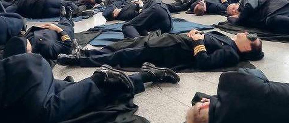 Protest im Flughafen Frankfurt. Piloten legen sich schlafen, um gegen lange Dienstzeiten zu demonstrieren. 