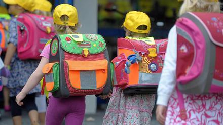 Schüler in Berlin auf dem Weg zum Unterricht.