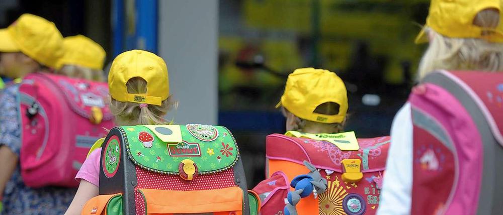Schüler in Berlin auf dem Weg zum Unterricht.