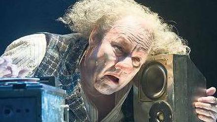 Hört sich zu. Klaus Maria Brandauer als Krapp in „Das letzte Band“. Foto: dpa