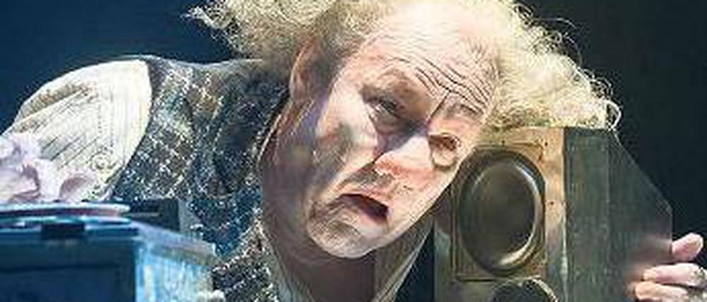 Hört sich zu. Klaus Maria Brandauer als Krapp in „Das letzte Band“. Foto: dpa