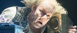 Hört sich zu. Klaus Maria Brandauer als Krapp in „Das letzte Band“. Foto: dpa
