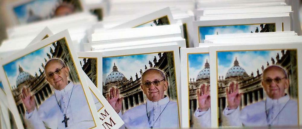 Nicht alle freuen sich über die Ernennung von Franziskus. Auch in der argentinischen Gemeinde in Berlin hinterfragen viele seine politische Einstellung.