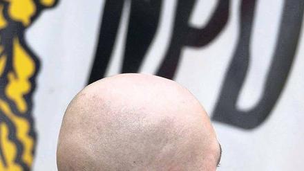 Rechter Spott. Die NPD kommentiert die Auseinandersetzung in der Regierung mit dem Hinweis, dass die zeitweise geschlossen wirkende Front der Verbotsbefürworter nun offenbar bröckele. 