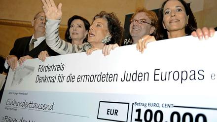 Wohlhabend und dem Guten zugewandt: Unser Archivbild zeigt den Historiker Eberhard Jäckel, die Schauspielerin Iris Berben, Lea Rosh vom Förderkreis des Denkmals für die ermordeten Juden Europas, André Schmitz und die Moderatorin Anne Will bei der Übergabe eines Schecks. 