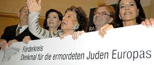 Wohlhabend und dem Guten zugewandt: Unser Archivbild zeigt den Historiker Eberhard Jäckel, die Schauspielerin Iris Berben, Lea Rosh vom Förderkreis des Denkmals für die ermordeten Juden Europas, André Schmitz und die Moderatorin Anne Will bei der Übergabe eines Schecks. 