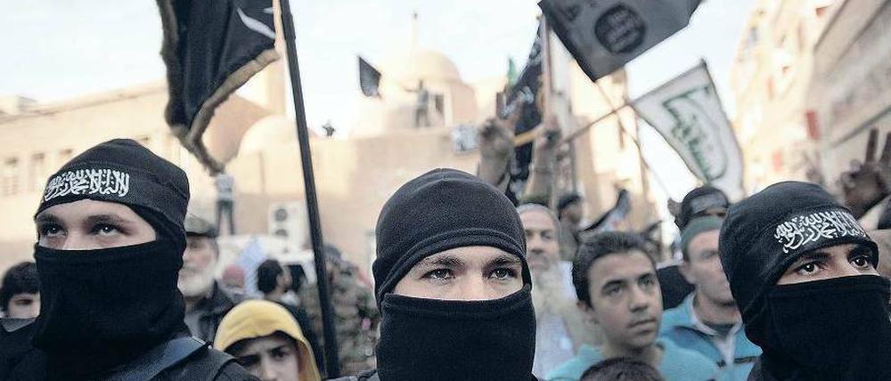 Mit Macht. Islamistische Kämpfer demonstrieren in einer syrischen Stadt. In einigen „befreiten Gebieten“ haben die Gotteskrieger bereits die Scharia eingeführt. Foto: Zac Baillie/AFP