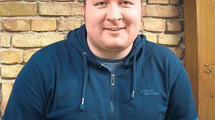 Igor Simonow durchforstet Internetportale nach Schnäppchenreisen.
