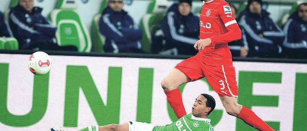 Ein Spiel zum Grätschen. Der Wolfsburger Yohandry Orozco (am Boden) klärt. Foto: dpa