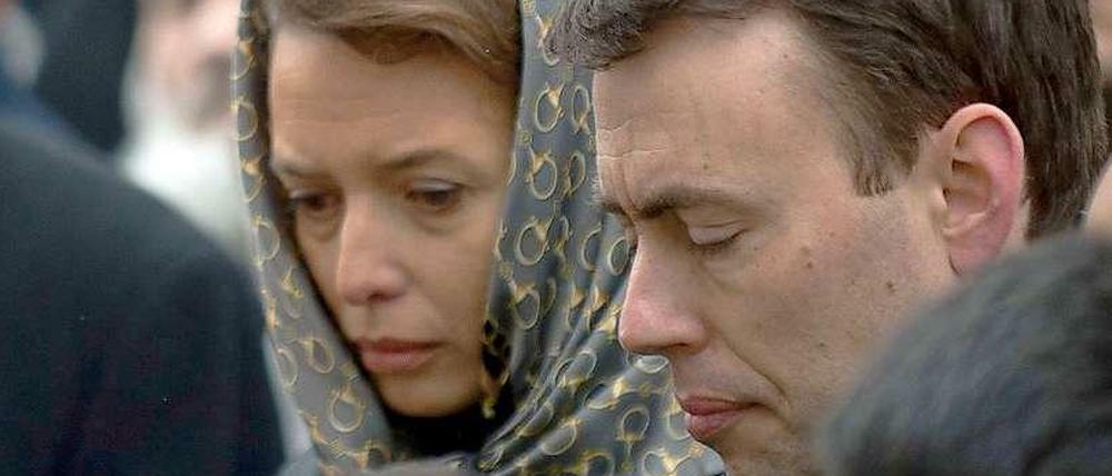 Nils Schmid und seine türkischstämmige Frau Tülay bei der Trauerfeier.