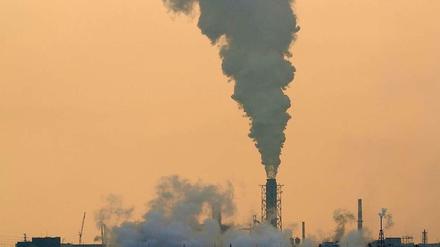 Der Emissionshandel lahmt. Deshalb geht beim Klimaschutz in Europa derzeit wenig voran. Und der Energie- und Klimafonds, aus dem die deutsche Energiewende finanziert werden sollte, ist auch leer. Denn dieser wird aus den Erlösen aus der Versteigerung von Kohlendioxid-Zertifikaten gespeist. 