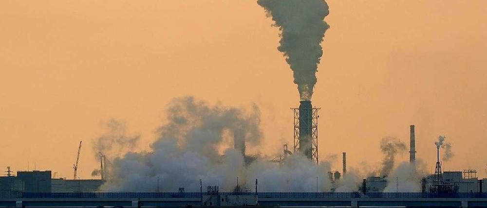 Der Emissionshandel lahmt. Deshalb geht beim Klimaschutz in Europa derzeit wenig voran. Und der Energie- und Klimafonds, aus dem die deutsche Energiewende finanziert werden sollte, ist auch leer. Denn dieser wird aus den Erlösen aus der Versteigerung von Kohlendioxid-Zertifikaten gespeist. 