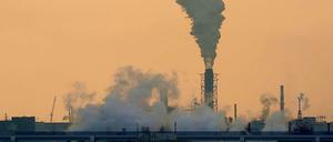 Der Emissionshandel lahmt. Deshalb geht beim Klimaschutz in Europa derzeit wenig voran. Und der Energie- und Klimafonds, aus dem die deutsche Energiewende finanziert werden sollte, ist auch leer. Denn dieser wird aus den Erlösen aus der Versteigerung von Kohlendioxid-Zertifikaten gespeist. 