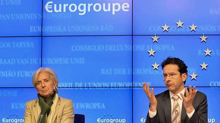 Erklärungsbedarf: Nach der Einigung in der Nacht erläutert Europgruppen-Präsident Jeroem Dijsselbloem das Rettungspaket für Zypern. Währungsfonds-Chefin Christine Lagarde lauscht.