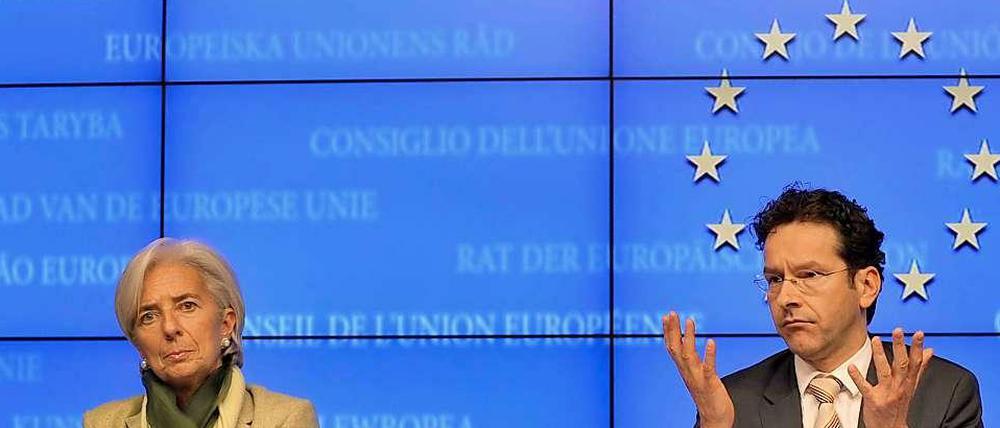 Erklärungsbedarf: Nach der Einigung in der Nacht erläutert Europgruppen-Präsident Jeroem Dijsselbloem das Rettungspaket für Zypern. Währungsfonds-Chefin Christine Lagarde lauscht.