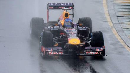Erschwerte Bedingungen: Auch Weltmeister Sebastian Vettel hat es zum Auftakt der Saison in der Formel 1 nicht leicht. Es regnet weiterhin heftig in Melbourne.