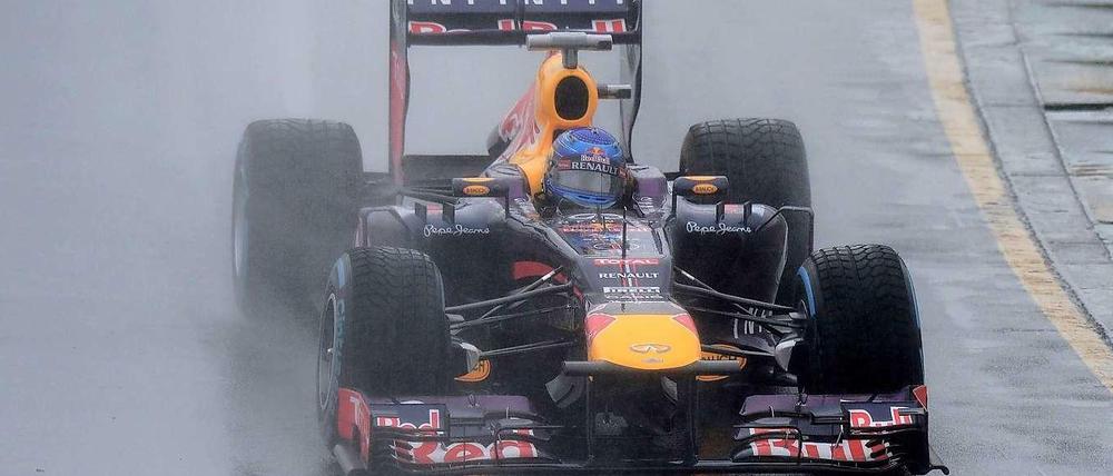 Erschwerte Bedingungen: Auch Weltmeister Sebastian Vettel hat es zum Auftakt der Saison in der Formel 1 nicht leicht. Es regnet weiterhin heftig in Melbourne.