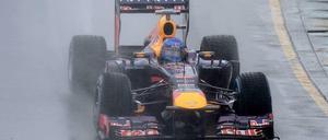 Erschwerte Bedingungen: Auch Weltmeister Sebastian Vettel hat es zum Auftakt der Saison in der Formel 1 nicht leicht. Es regnet weiterhin heftig in Melbourne.