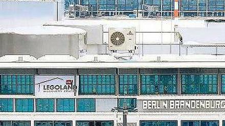 Plexiglas. Der neue Flughafen ist fertig – zumindest dieses Modell aus Lego. Air Berlin will auch etwas Neues aufbauen. Und dabei schön transparent bleiben. Foto: Reuters