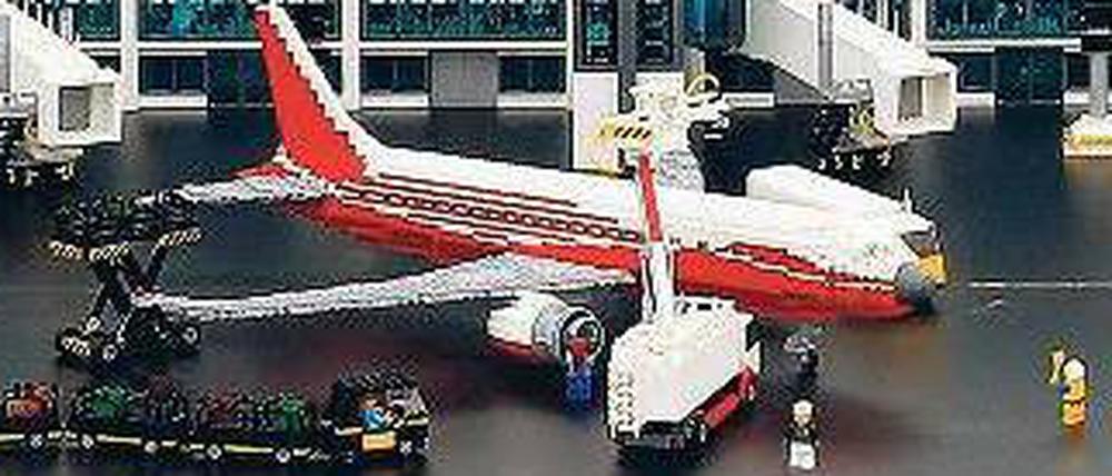 Plexiglas. Der neue Flughafen ist fertig – zumindest dieses Modell aus Lego. Air Berlin will auch etwas Neues aufbauen. Und dabei schön transparent bleiben. Foto: Reuters