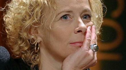 Darf die das? Sich im Fernsehen danebenbenehmen? Und dürfen wir uns dann darüber auslassen, über Katja Riemann und die Folgen? Oder fällt das unter den Boulevardvorbehalt?