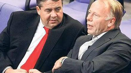 Schulterschluss. Sigmar Gabriel (l.) und Jürgen Trittin sind sich einig. Foto: Reuters