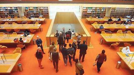Genügend Bücher für alle. Am Premierentag gab es einiges Interesse am neuen Lesesaal der Staatsbibliothek Unter den Linden.