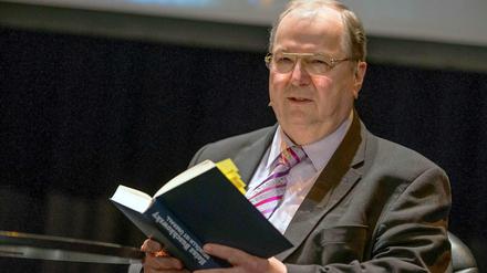 Neuköllns Bezirksbürgermeister Heinz Buschkowsky wird wegen seines Buches "Neukölln ist überall" von vielen Seiten kritisiert.