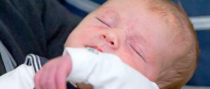 Unverheirateten Müttern in Australien wurden von den 50er Jahren an bis in die 70er Jahre schätzungsweise 150 000 Babys weggenommen. 