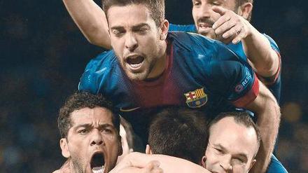 Jubel über mehrere Etagen. Barcelonas Torschützen Jordi Alba (oben vorne) und David Villa (oben hinten) bespringen das Erdgeschoss der Pyramide, wo Dani Alves (links) und Andres Iniesta Lionel Messi herzen, der gegen den AC Mailand ebenfalls traf. Foto: AFP