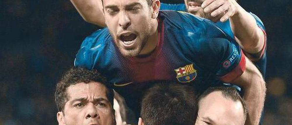 Jubel über mehrere Etagen. Barcelonas Torschützen Jordi Alba (oben vorne) und David Villa (oben hinten) bespringen das Erdgeschoss der Pyramide, wo Dani Alves (links) und Andres Iniesta Lionel Messi herzen, der gegen den AC Mailand ebenfalls traf. Foto: AFP