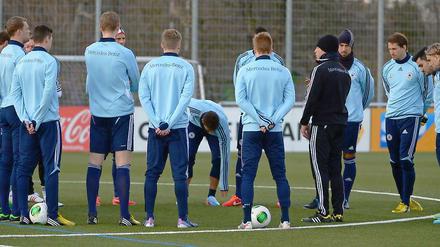 Vorbereitung auf ungewohntem Terrain. Die Nationalmannschaft trainiert in Frankfurt auf Kunstrasen.