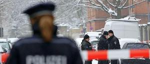Polizisten vor der Zulassungsstelle in Berlin Kreuzberg.