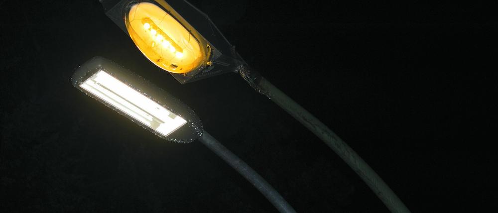 Mehr Licht, weniger CO2. Die alten Gasreihenleuchten aus den fünfziger Jahren (re.) sollen neuen Laternen mit Leuchtstoffröhren (li.) weichen. 