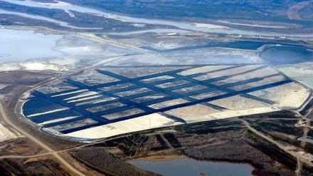 Umweltdesaster. Durch den Abbau von Ölsand, hier ein Bild aus der kanadischen Provinz Alberta, werden ganze Landstriche umgegraben und Gewässer verschmutzt. 