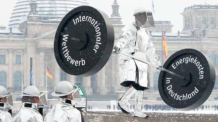 Ärger überall. Die Stahlbranche protestierte am Donnerstag auf einem Drahtseil vor dem Kanzleramt gegen die Energiewende beziehungsweise die hohen Preise.