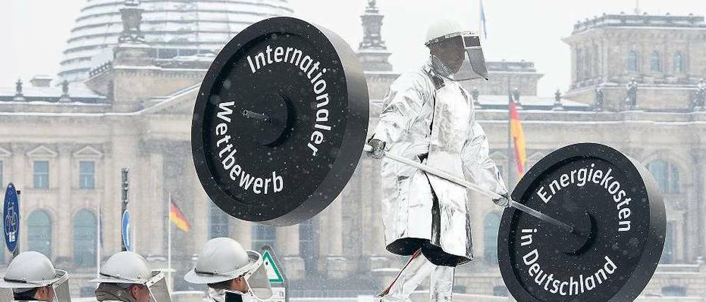 Ärger überall. Die Stahlbranche protestierte am Donnerstag auf einem Drahtseil vor dem Kanzleramt gegen die Energiewende beziehungsweise die hohen Preise.