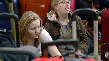 Warten auf den Abflug. Wie diesen Passagieren, die in Frankfurt gestrandet sind, könnte es Flugreisenden auf dem Weg in den Osterurlaub ebenfalls ergehen.