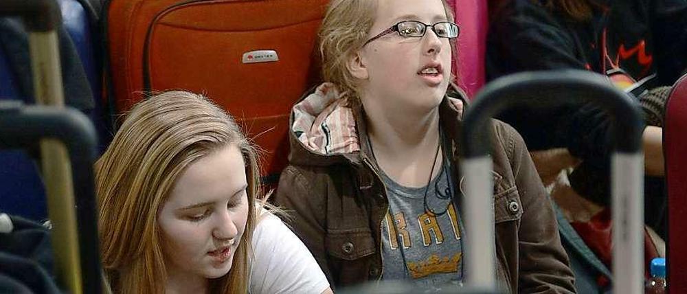 Warten auf den Abflug. Wie diesen Passagieren, die in Frankfurt gestrandet sind, könnte es Flugreisenden auf dem Weg in den Osterurlaub ebenfalls ergehen.