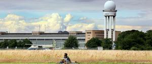 Eine Frau genießt ihre Lektüre auf dem Tempelhofer Feld.